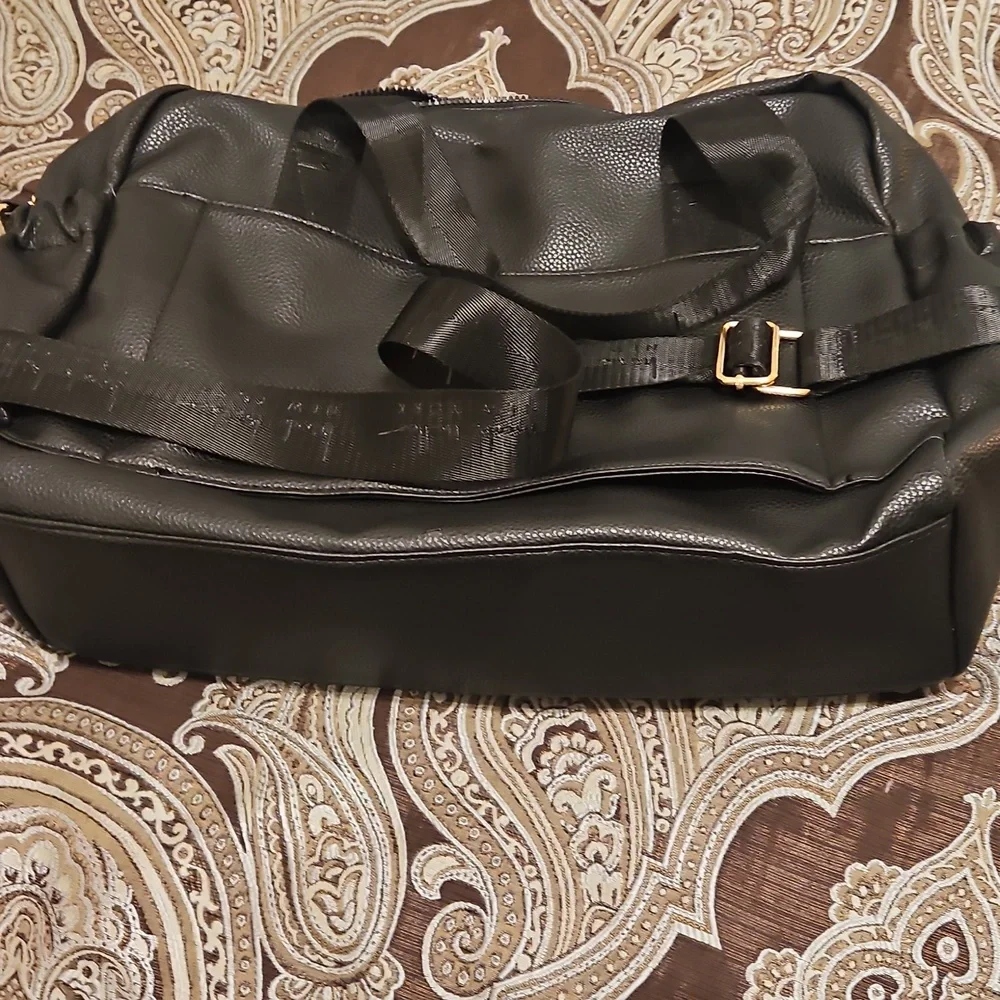 XtraLARGE NICOLE MILLER BLACK & GOLD PEBBLED DIAPER/MESSENGER/TRAVEL/DUFFLE BAG.